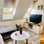 Two-storey Close To Downtown Διαμέρισμα *